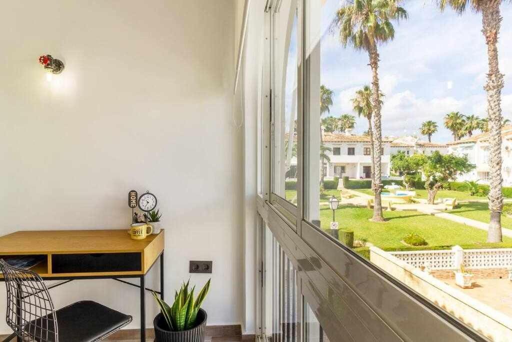 Bungalow Pink Palm Beach Torrevieja Eksteriør billede